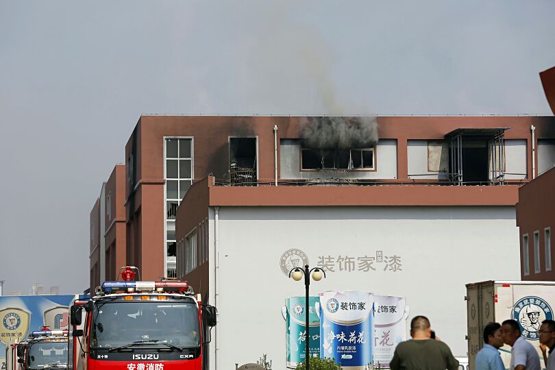 仓库失火几百辆电动车没了 消防奋战两小时才扑灭